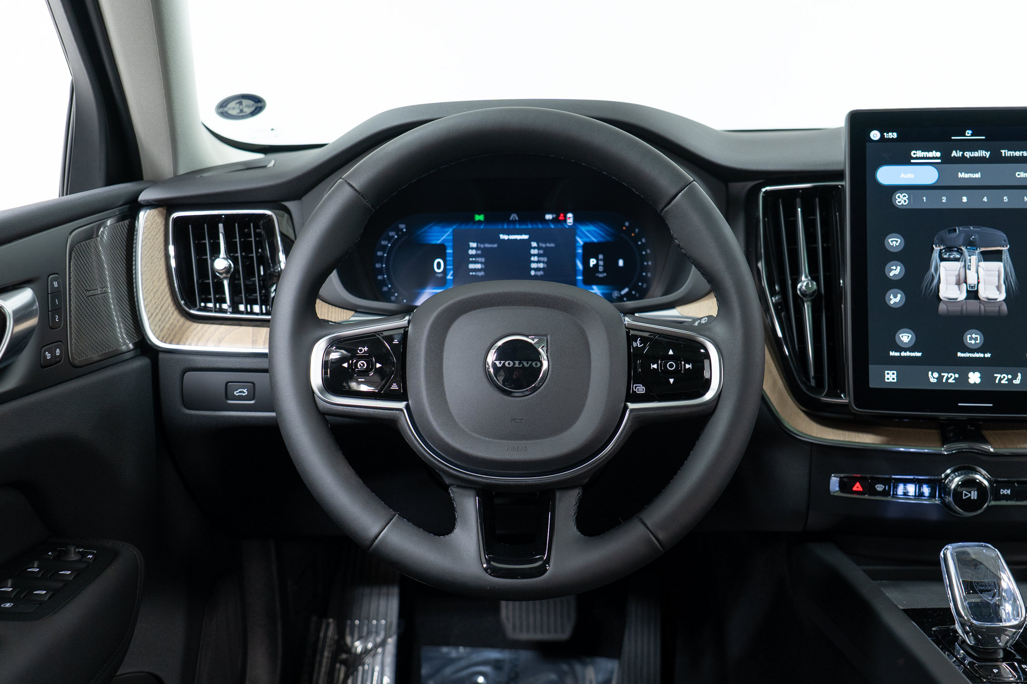 New 2027 Volvo XC60 B5 Plus AWD/4WD image 17