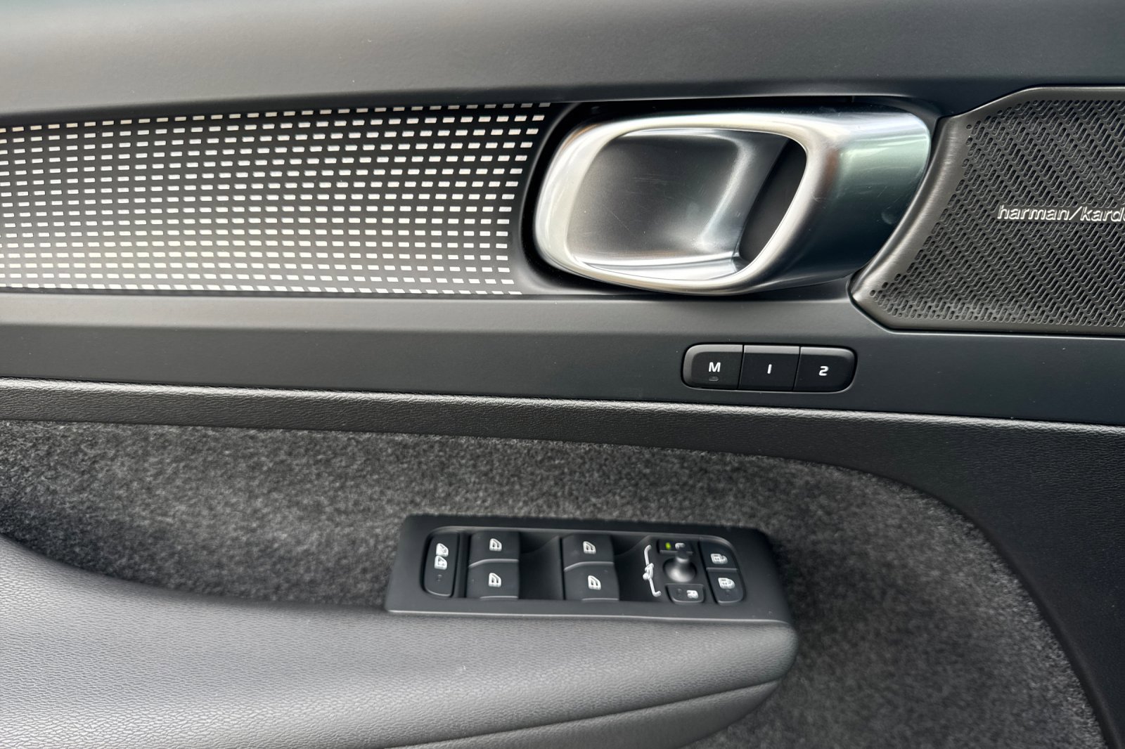 New 2025 Volvo XC40 B5 Ultra image 9