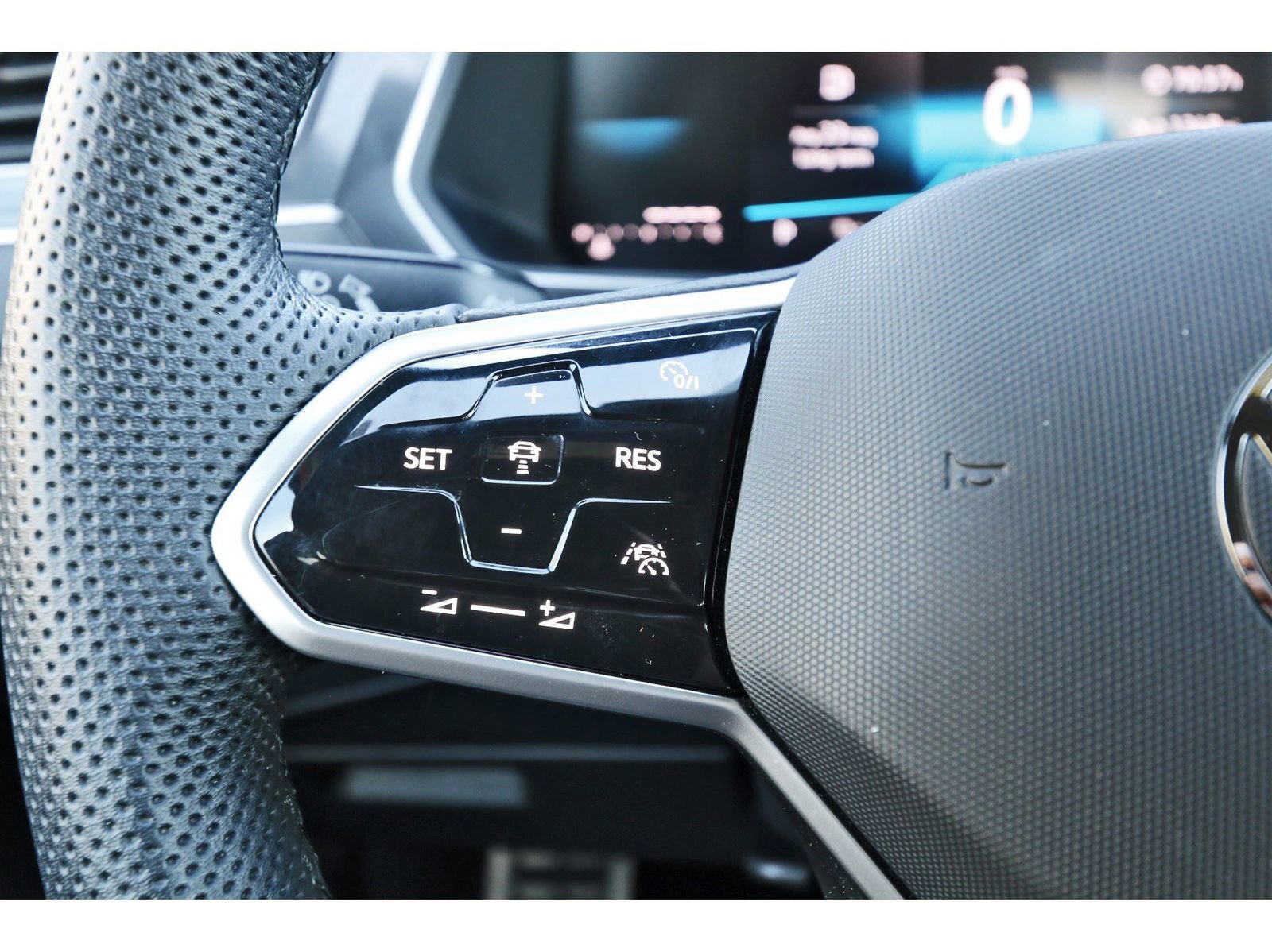 Used 2024 Volkswagen Tiguan SE R-Line w/ MDO Package, Three-Row image 19