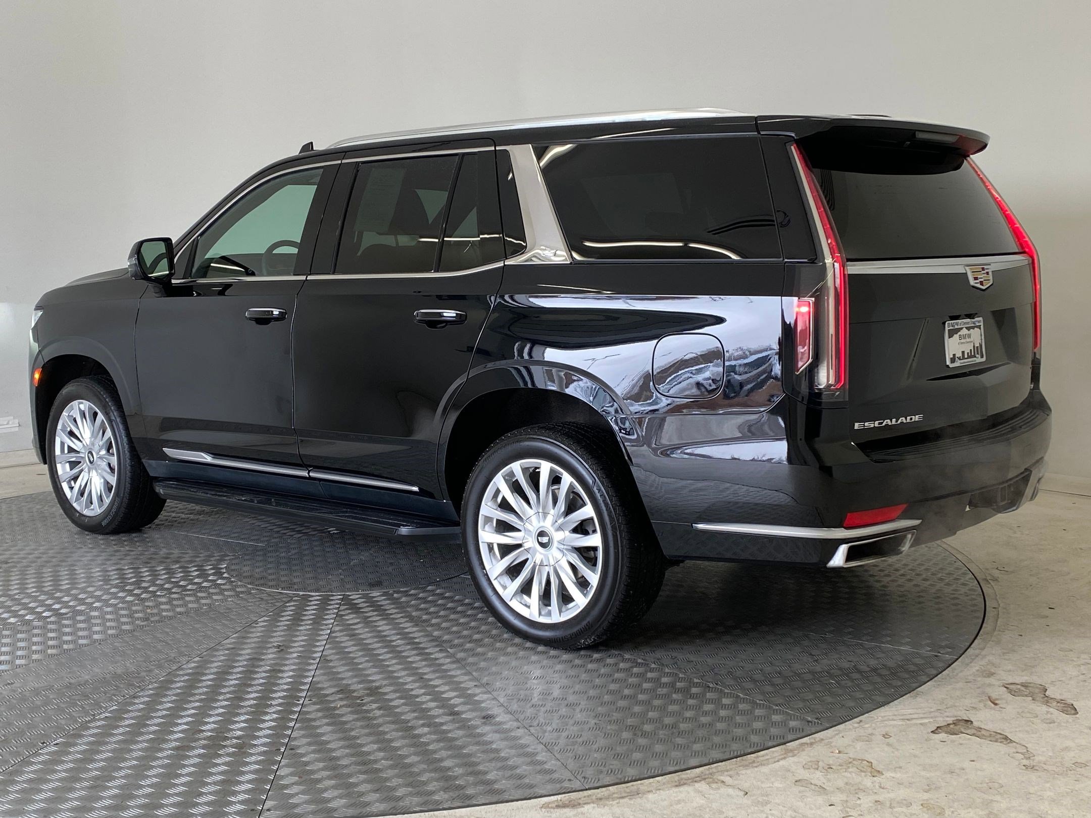 Used 2022 Cadillac Escalade Luxury image 3