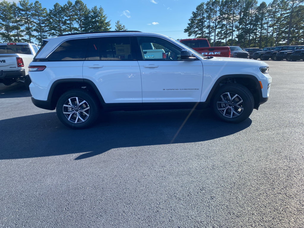 New 2027 Jeep Grand Cherokee Laredo X AWD/4WD image 4