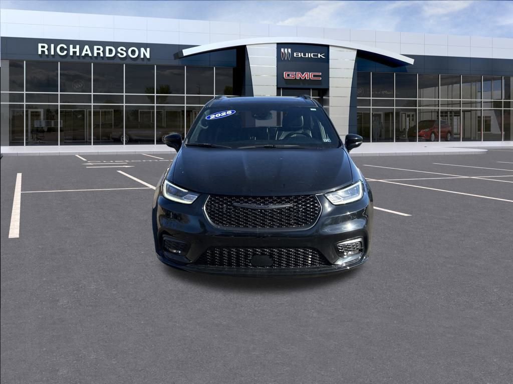 Used 2025 Chrysler Pacifica Limited image 2