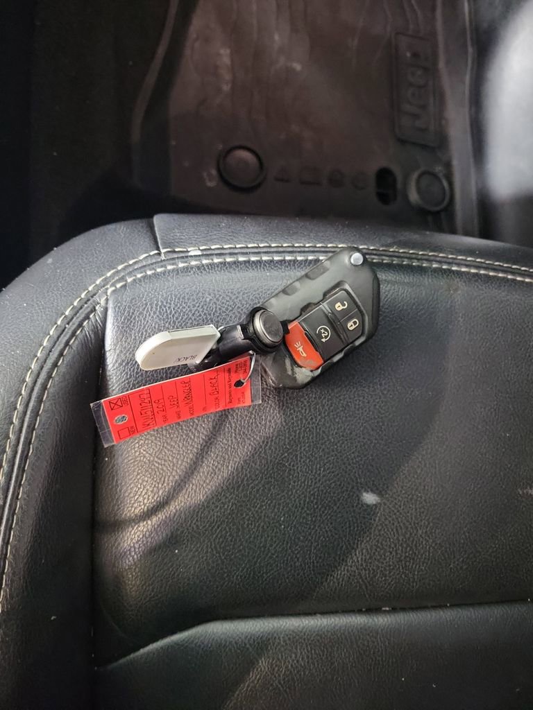 Used 2019 Jeep Wrangler Unlimited Sahara AWD/4WD image 27
