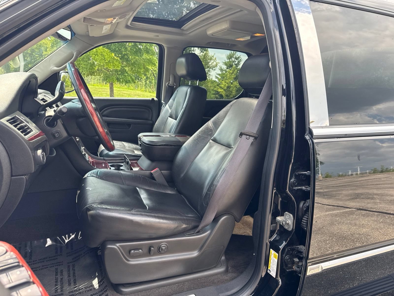 Used 2011 Cadillac Escalade EXT Premium AWD/4WD image 14
