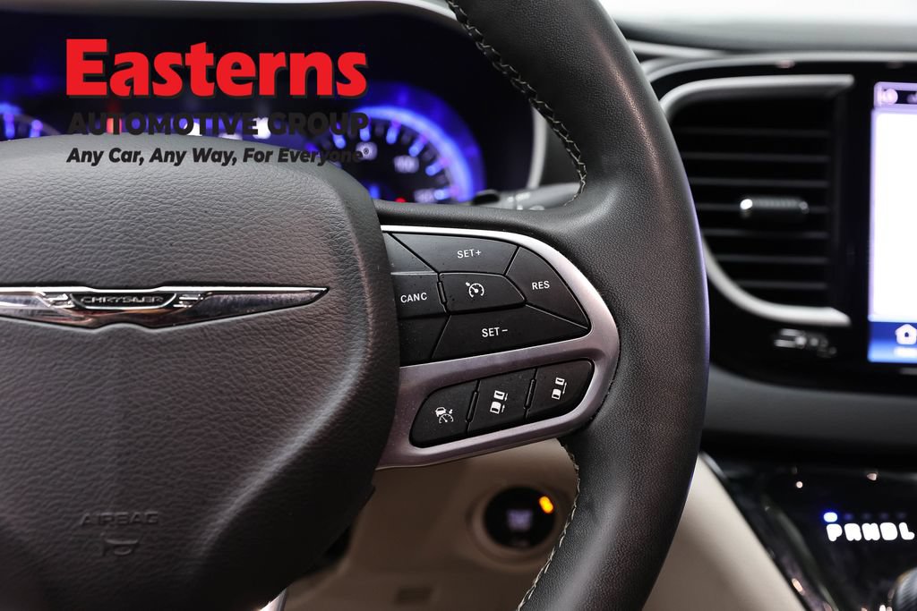Used 2023 Chrysler Pacifica Touring-L FWD image 16