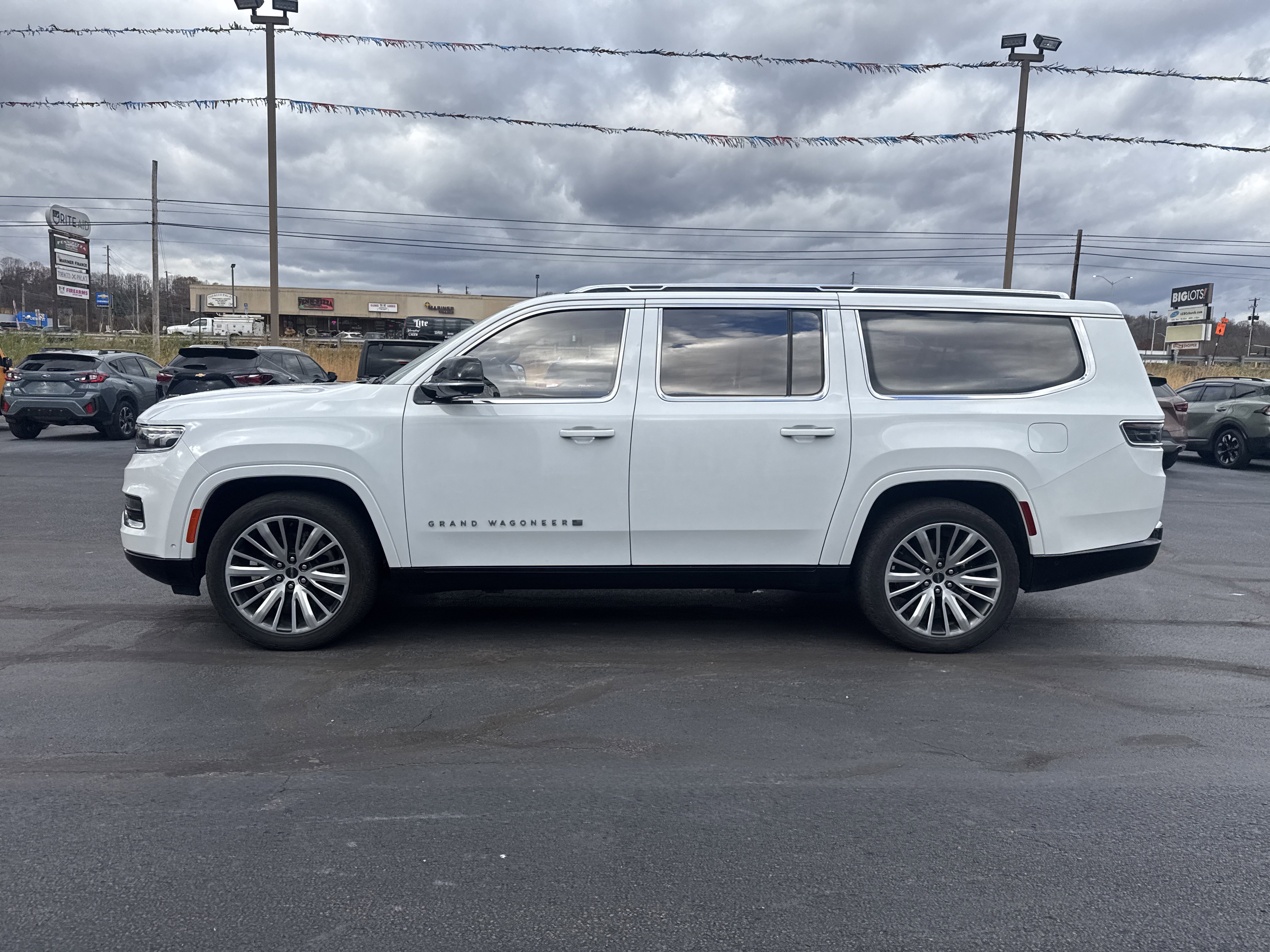 Used 2023 Jeep Grand Wagoneer L Series III image 7