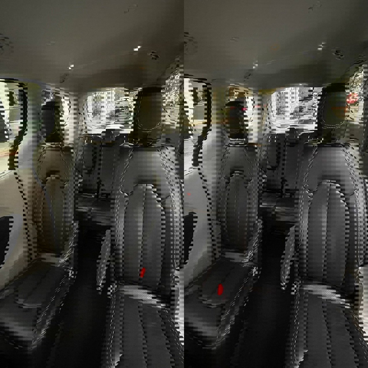 Used 2023 Chrysler Pacifica Touring-L image 23