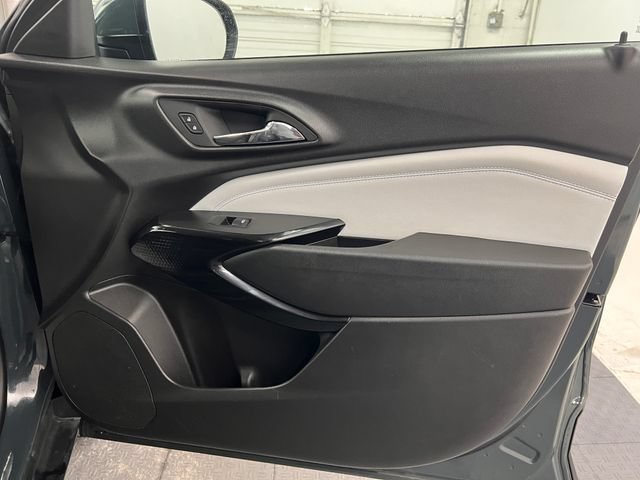 Used 2025 Chevrolet Trax LT FWD image 33