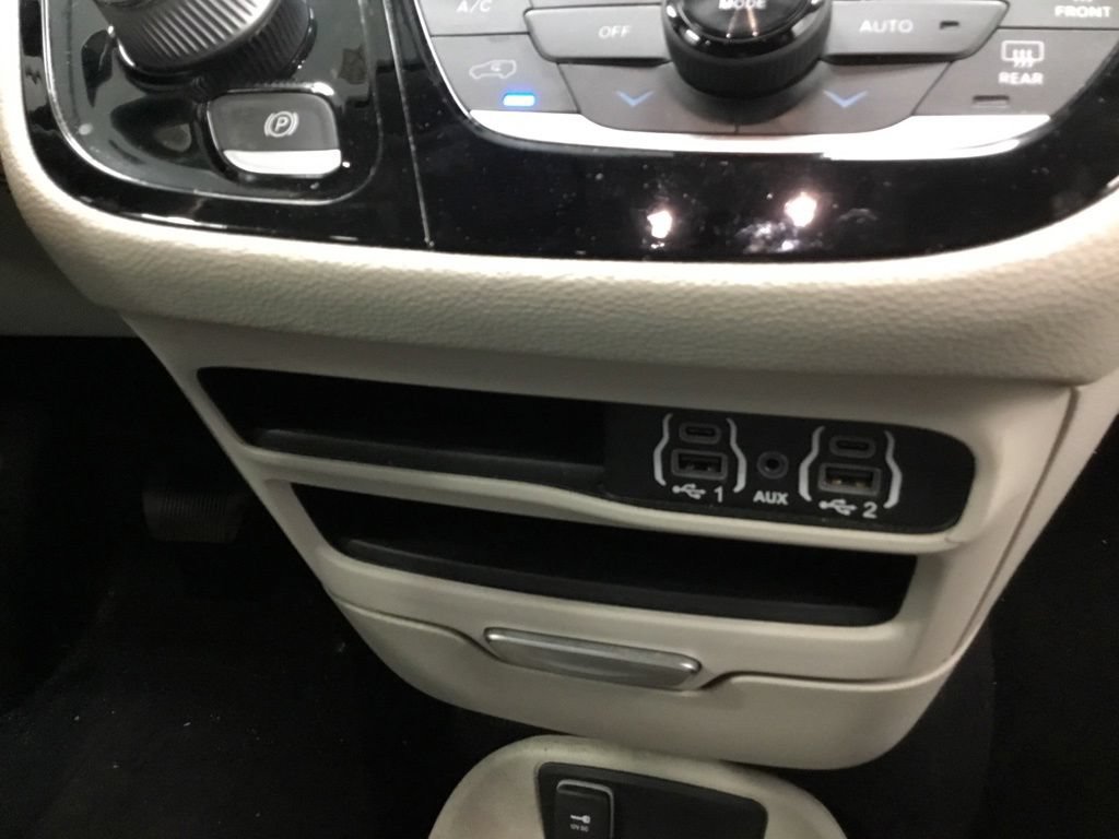 Used 2023 Chrysler Pacifica Touring-L AWD/4WD image 23
