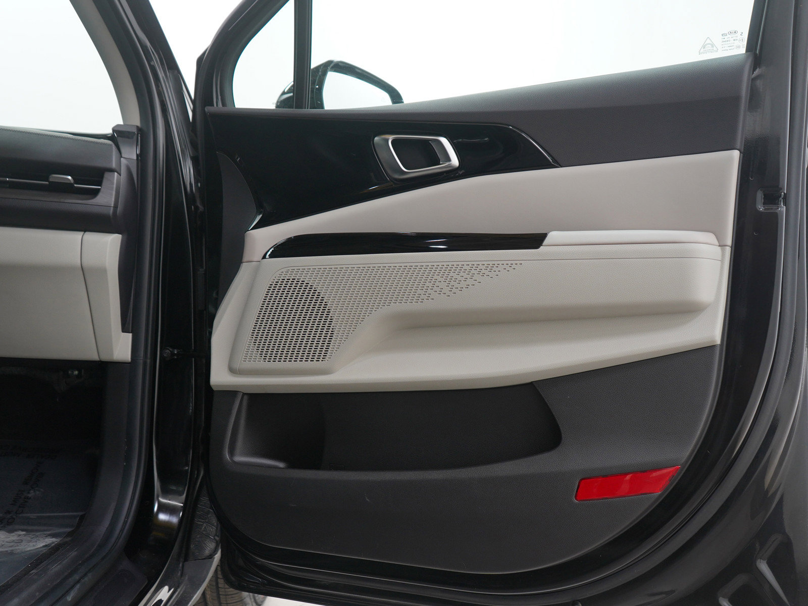 Used 2022 Kia Carnival EX image 9