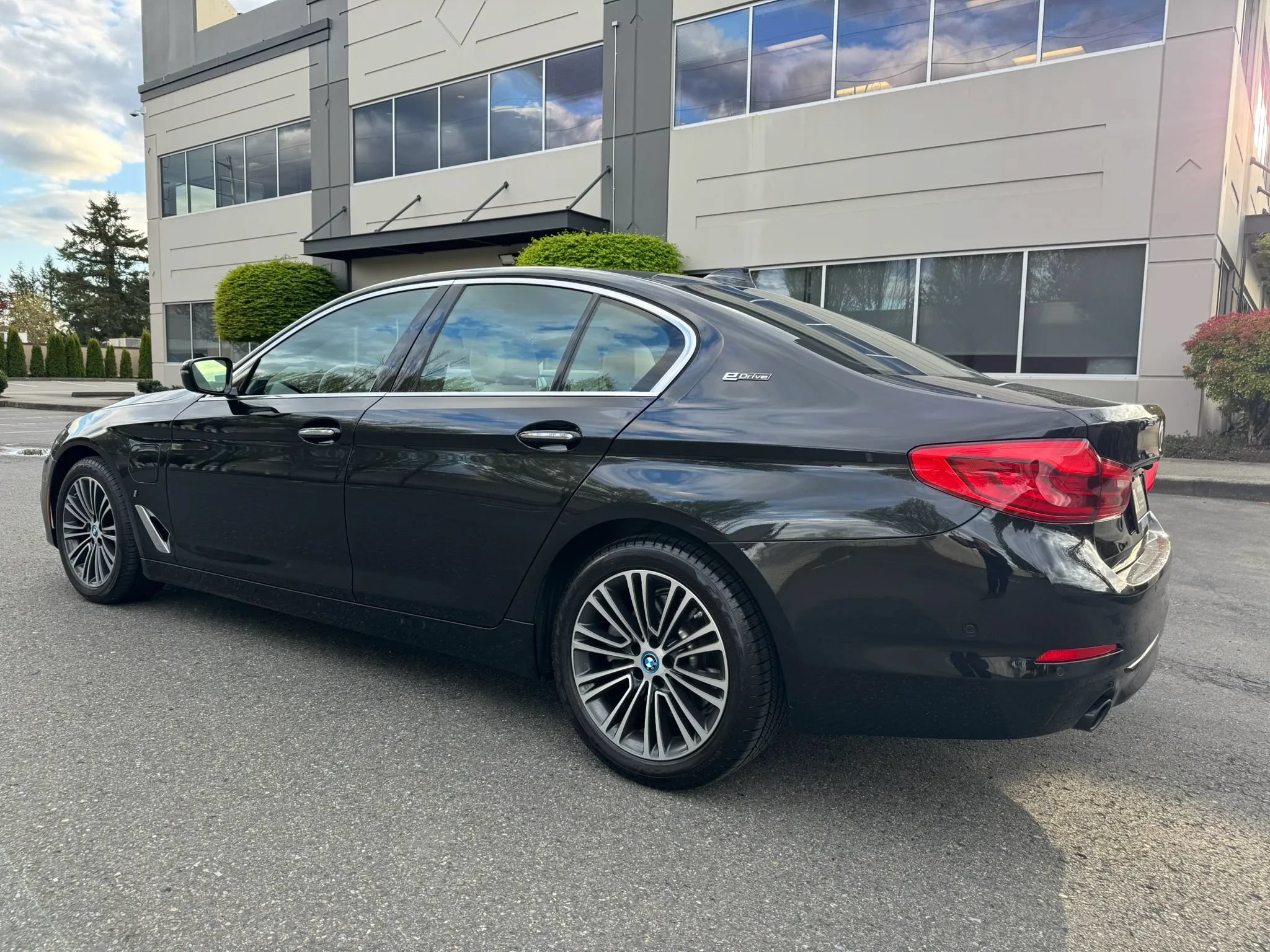 Used 2018 BMW 530e xDrive AWD/4WD image 7