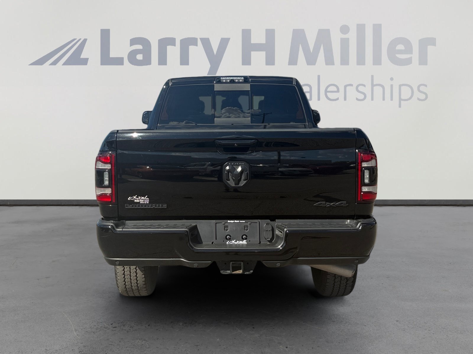 Used 2019 RAM 3500 Laramie w/ Black Appearance Package AWD/4WD image 4