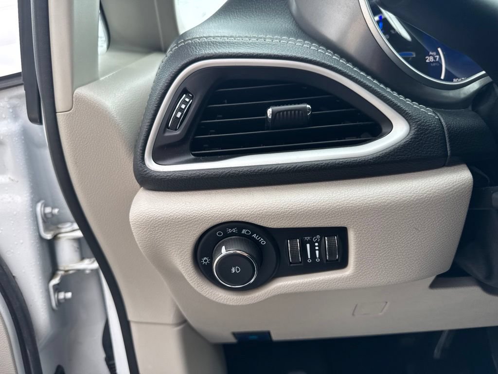 Used 2023 Chrysler Pacifica Touring-L FWD image 11