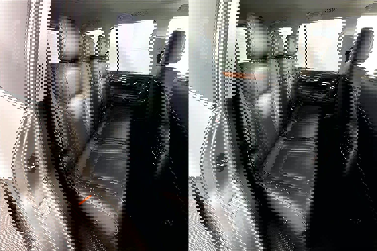 Used 2021 Lexus LX 570 4WD w/ 3rd Row & Luxury Pkg image 19