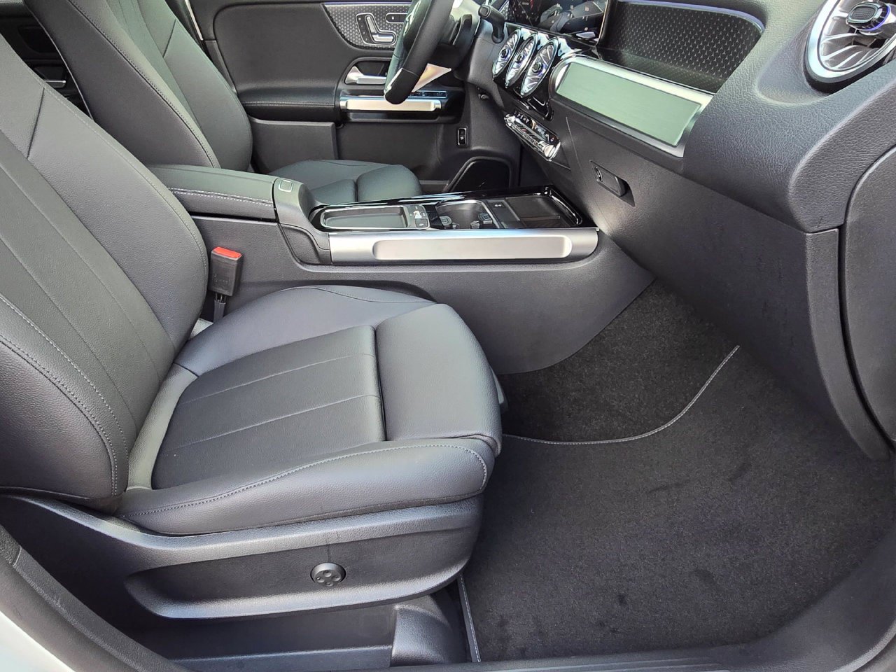 New 2026 Mercedes-Benz GLB 250 4MATIC image 33