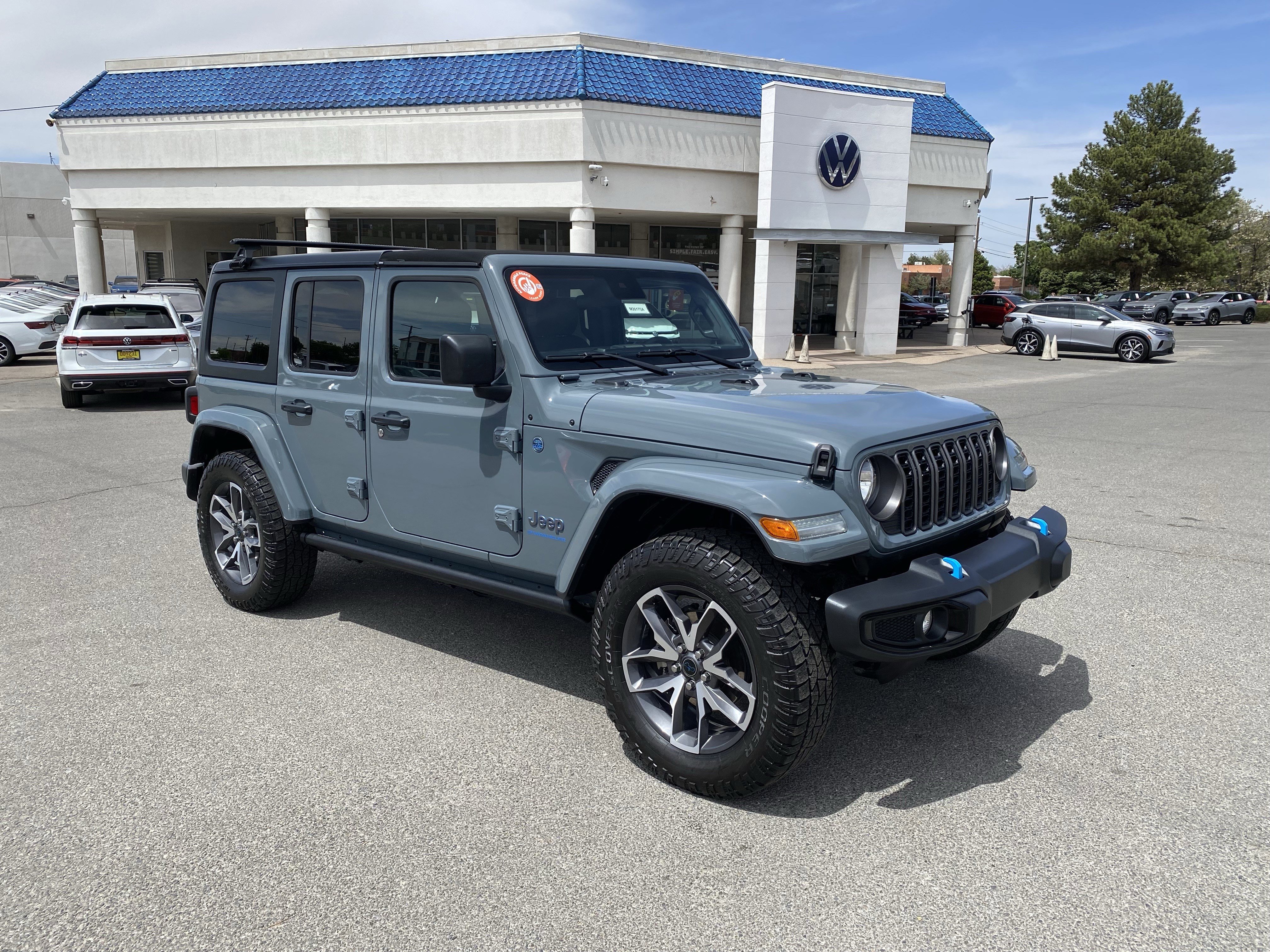Used 2024 Jeep Wrangler Unlimited w/ Technology Group AWD/4WD image 2
