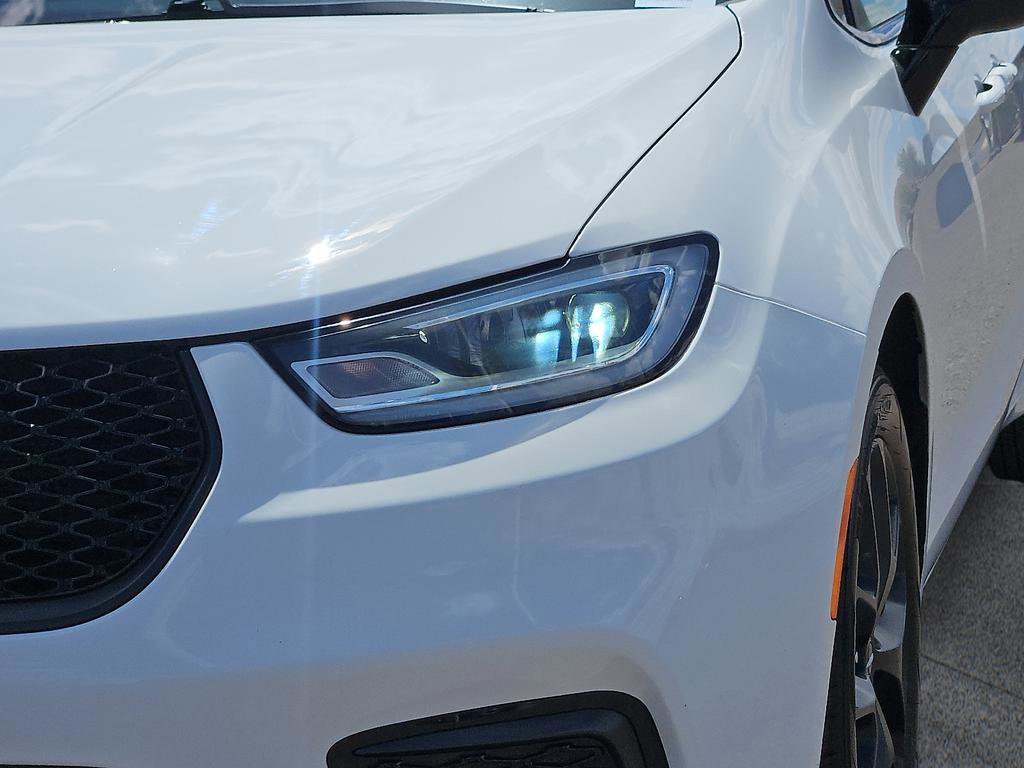 Used 2025 Chrysler Pacifica Limited image 19