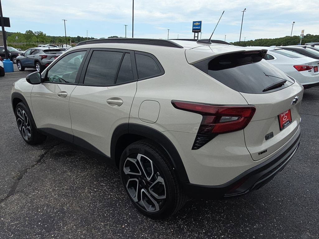 New 2026 Chevrolet Trax RS w/ Sunroof Package FWD image 6