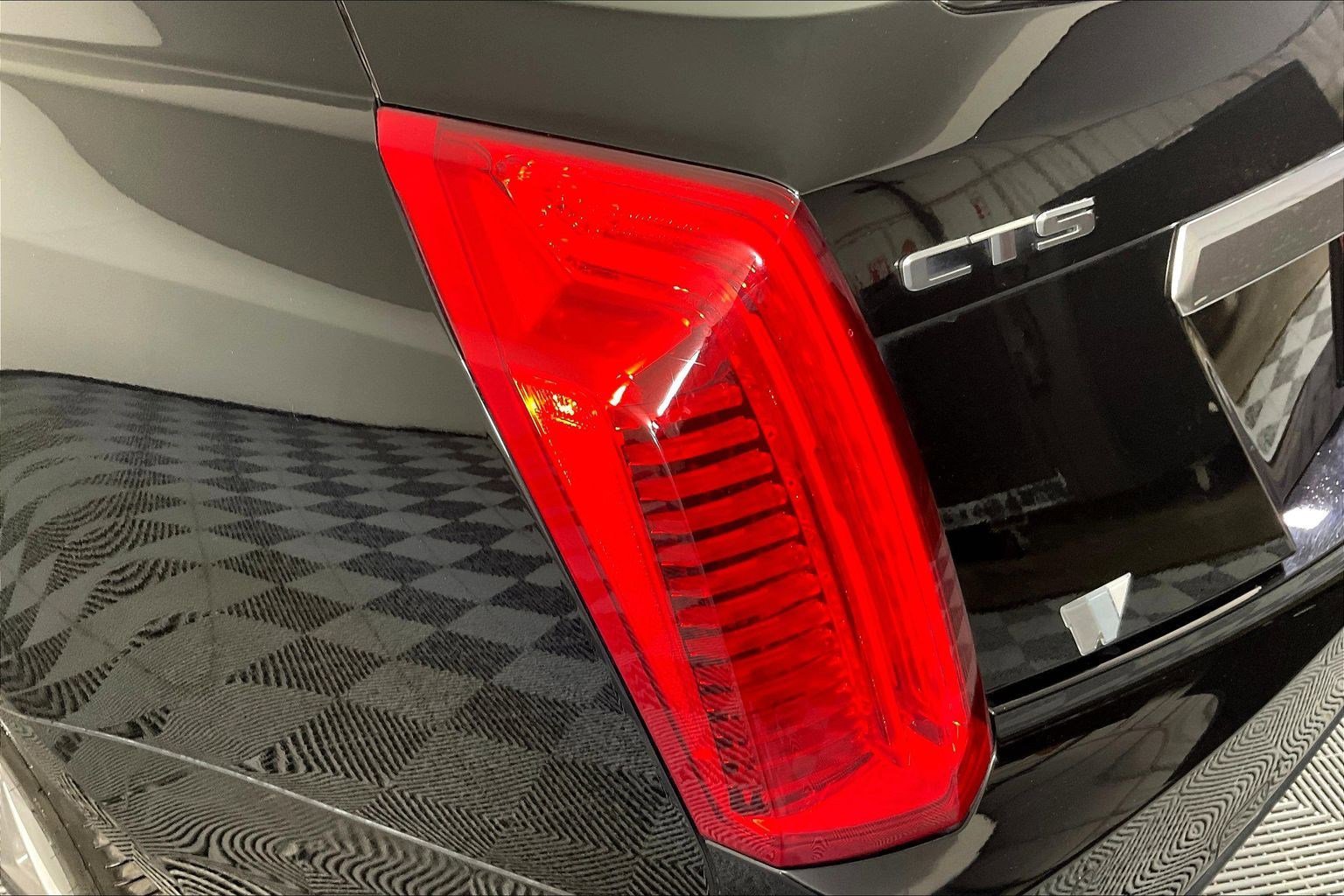 Used 2018 Cadillac CTS Luxury RWD image 23