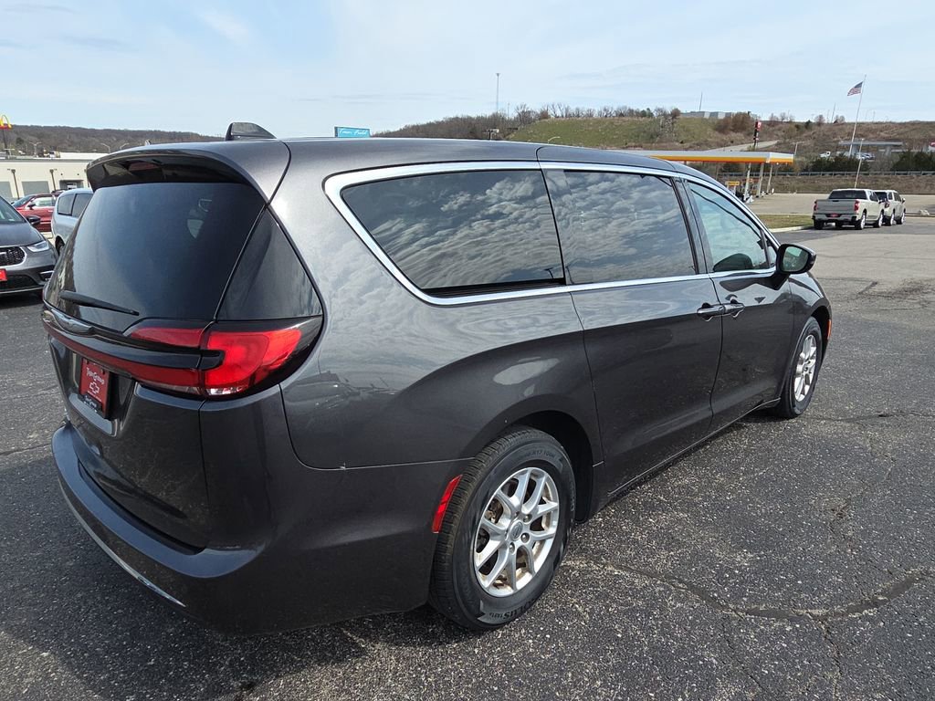 Used 2023 Chrysler Pacifica Touring-L image 8