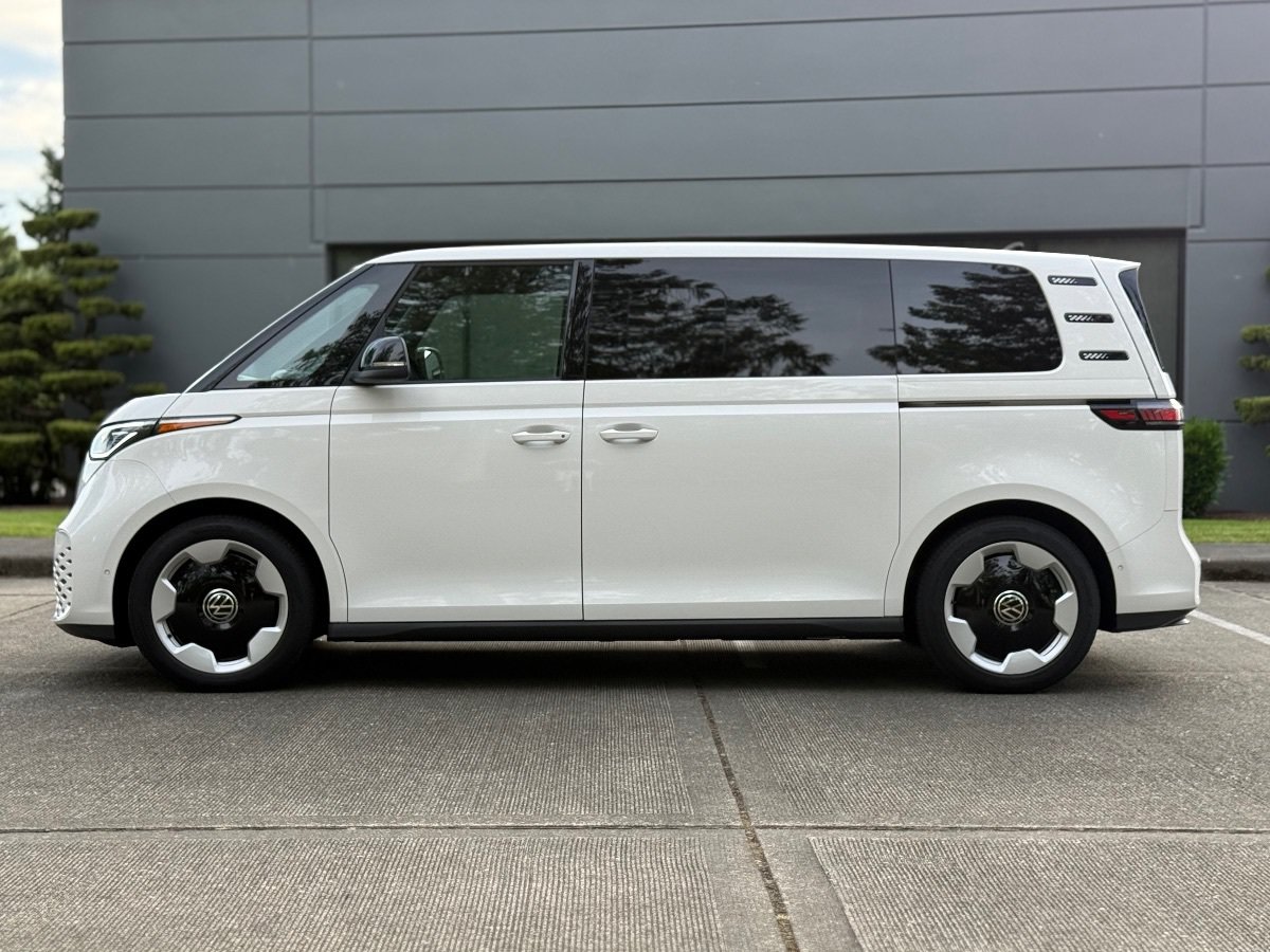 Used 2025 Volkswagen ID. Buzz Pro S RWD image 7