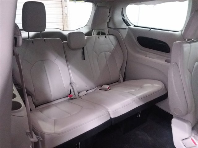 Used 2018 Chrysler Pacifica Touring-L image 18