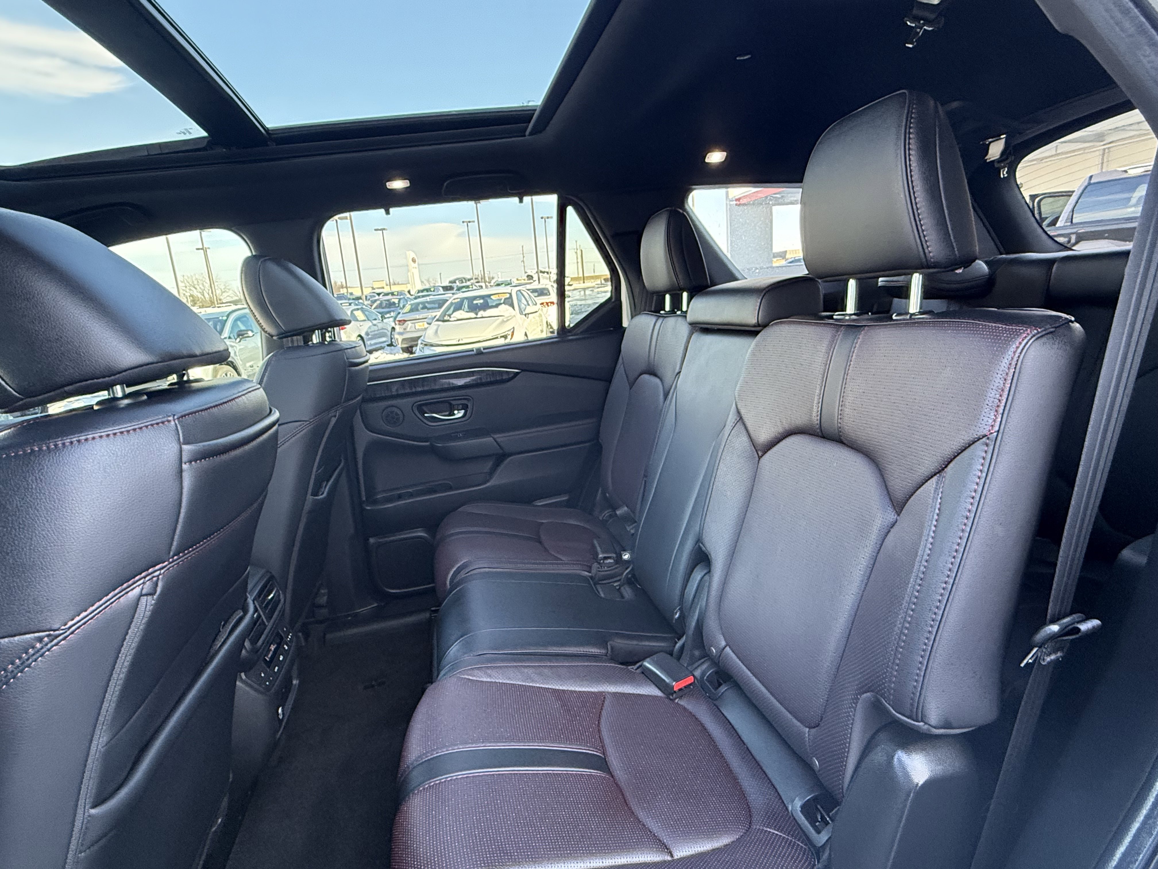 Used 2025 Honda Pilot Black Edition image 25