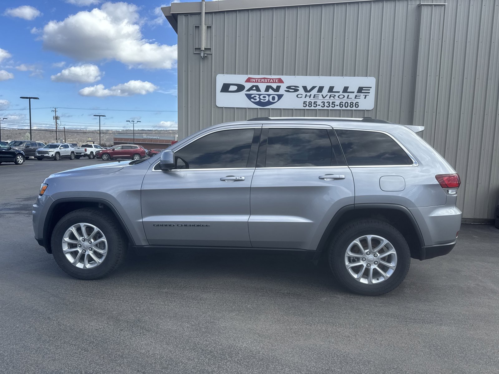Used 2021 Jeep Grand Cherokee Laredo AWD/4WD image 5