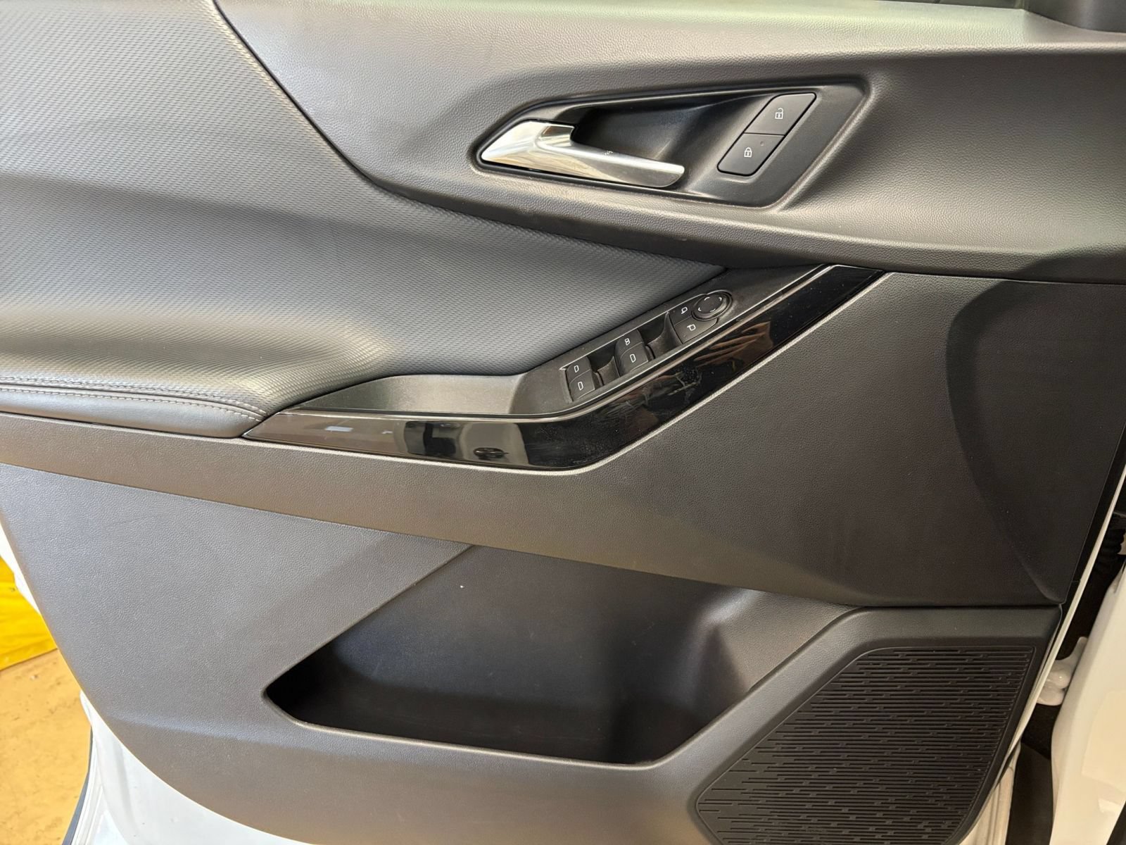 Used 2025 Chevrolet Equinox LT FWD image 18
