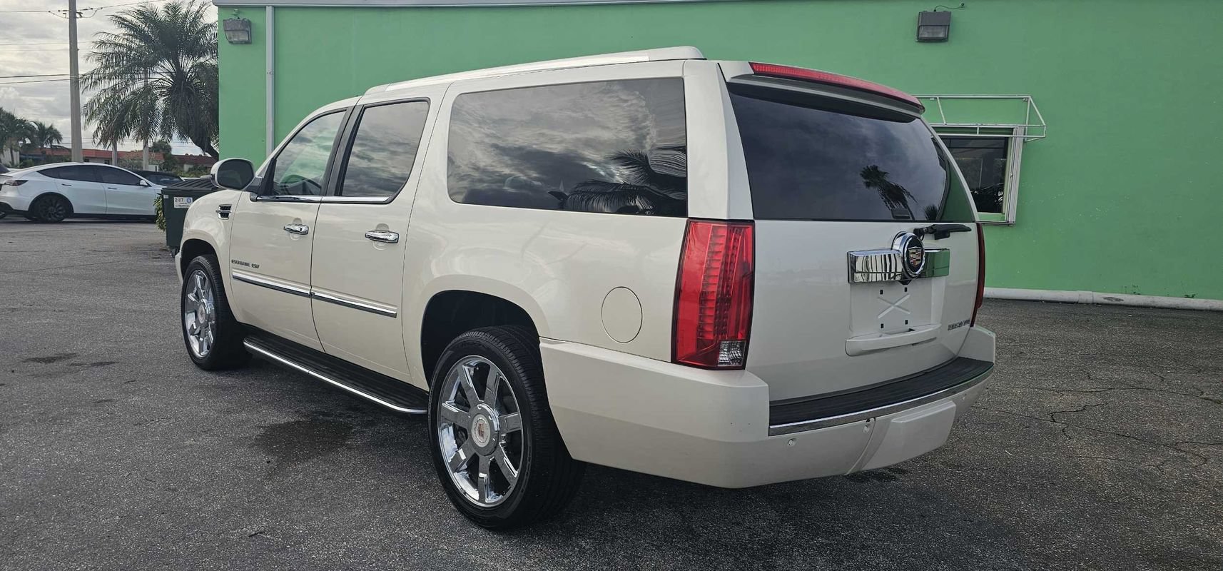 Used 2013 Cadillac Escalade ESV Luxury AWD/4WD image 3