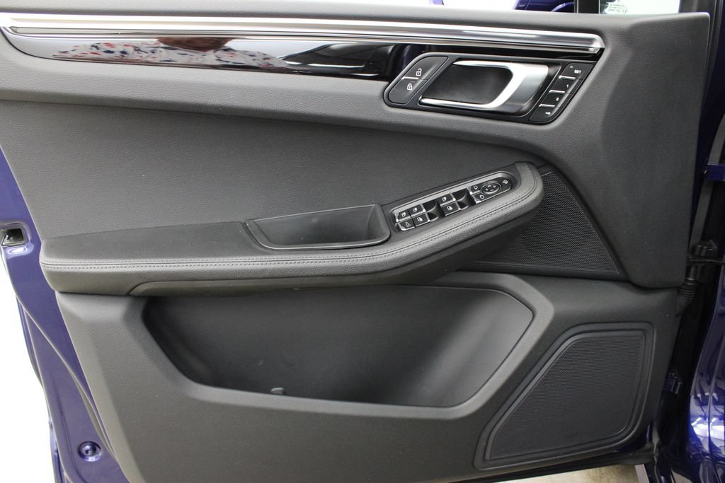 Certified 2023 Porsche Macan AWD/4WD image 39