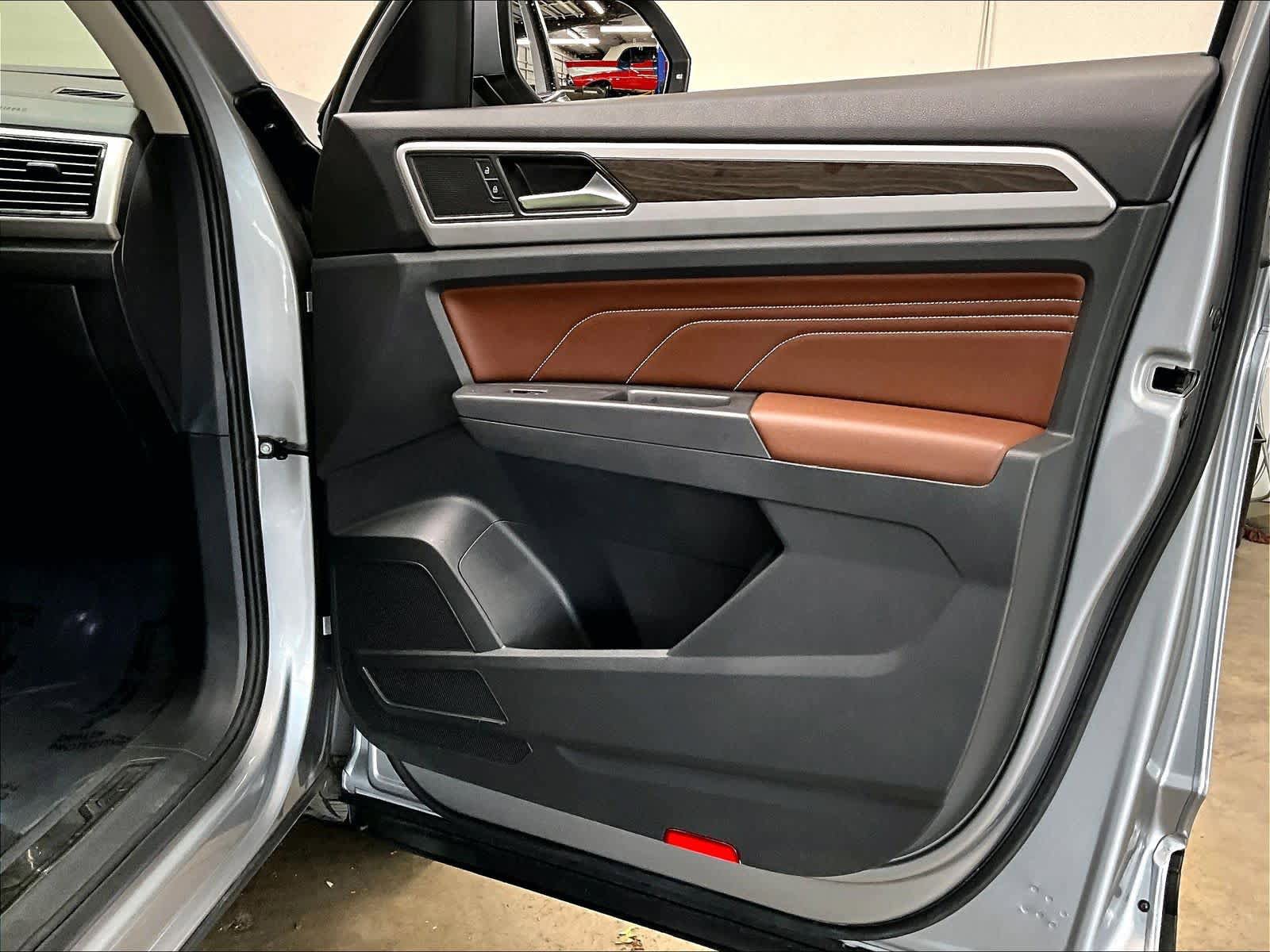 Used 2023 Volkswagen Atlas SE w/ Black Wheel Package FWD image 25