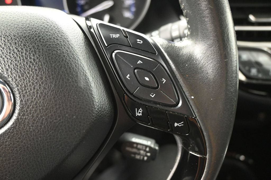 Used 2020 Toyota C-HR XLE FWD image 22