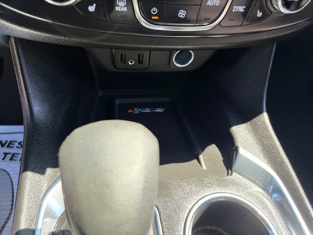 Used 2023 Chevrolet Traverse LT FWD image 23