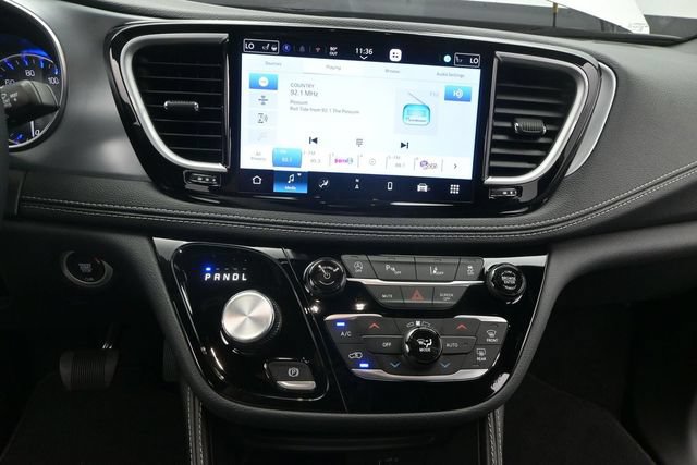 Used 2026 Chrysler Pacifica Limited FWD image 8