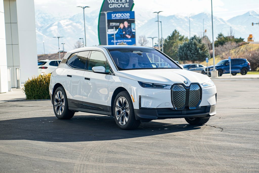 Used 2025 BMW iX xDrive50 image 3