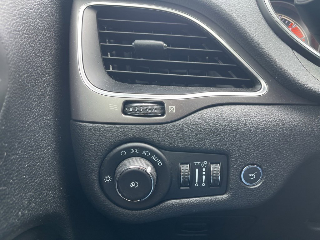 Used 2021 Jeep Cherokee Latitude Lux w/ Comfort/Convenience Group image 12