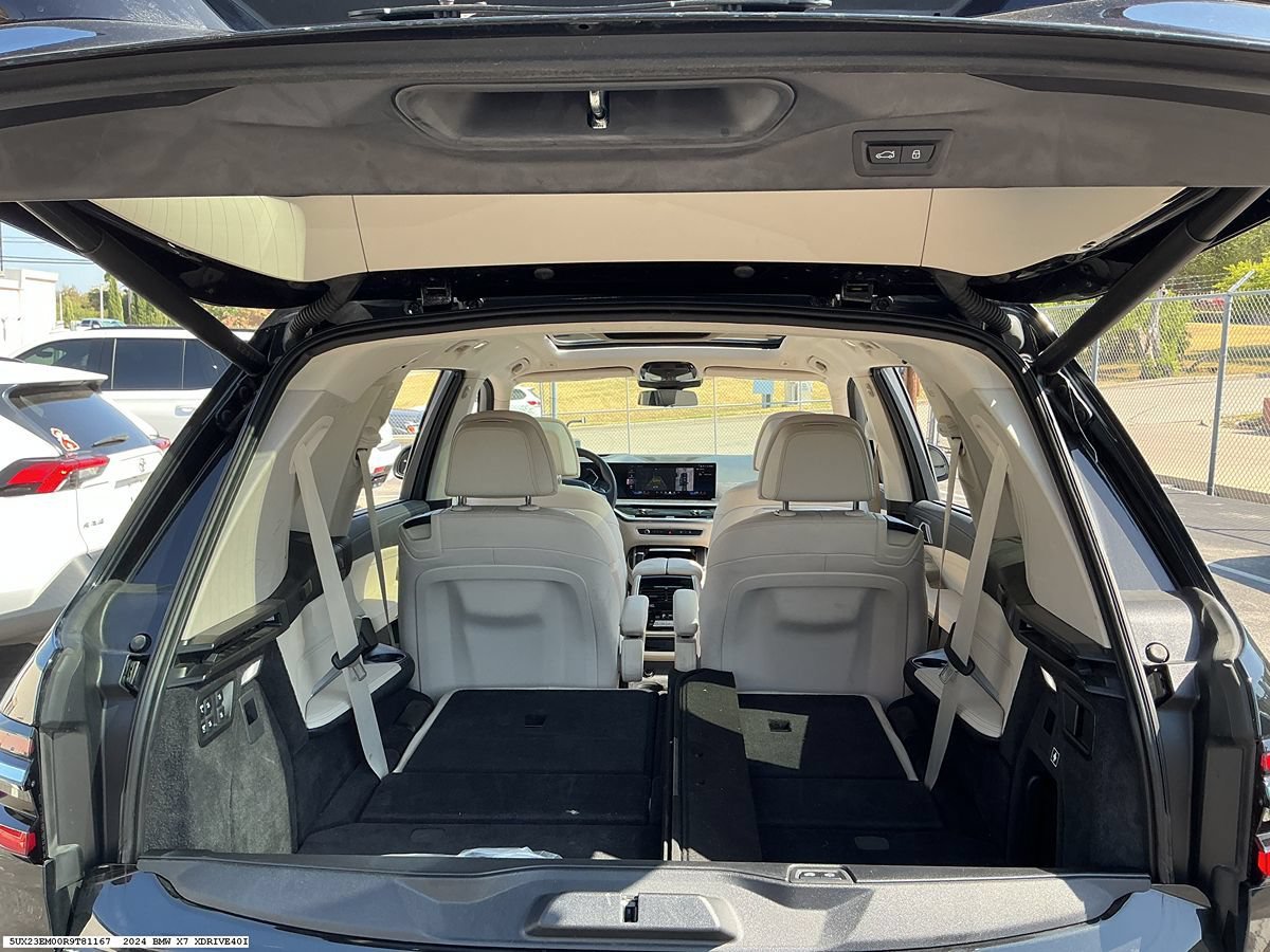 Used 2024 BMW X7 xDrive40i w/ Premium Package AWD/4WD image 10