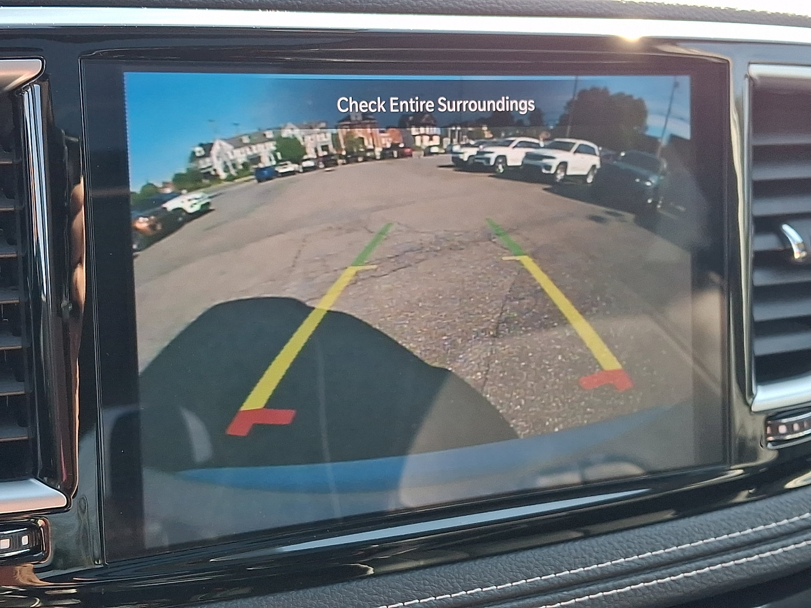 Used 2023 Chrysler Pacifica Limited w/ Uconnect Theater Family Group FWD image 22