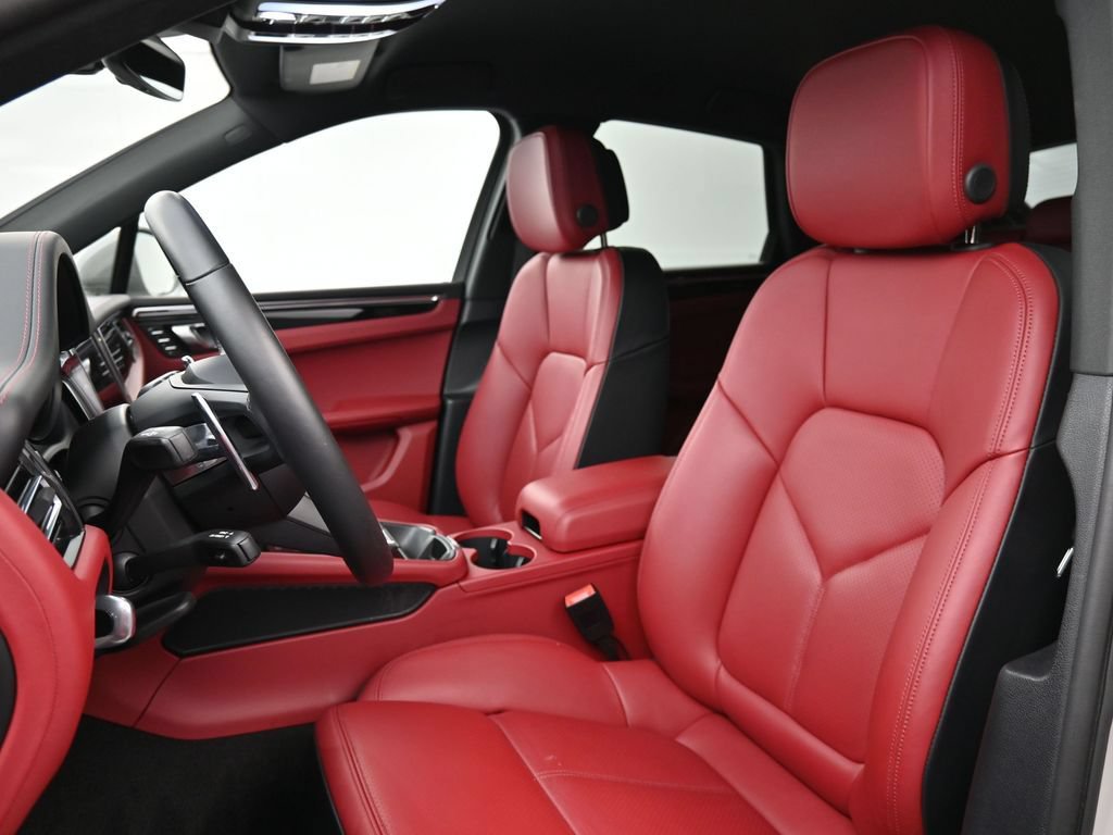 Certified 2025 Porsche Macan AWD/4WD image 5