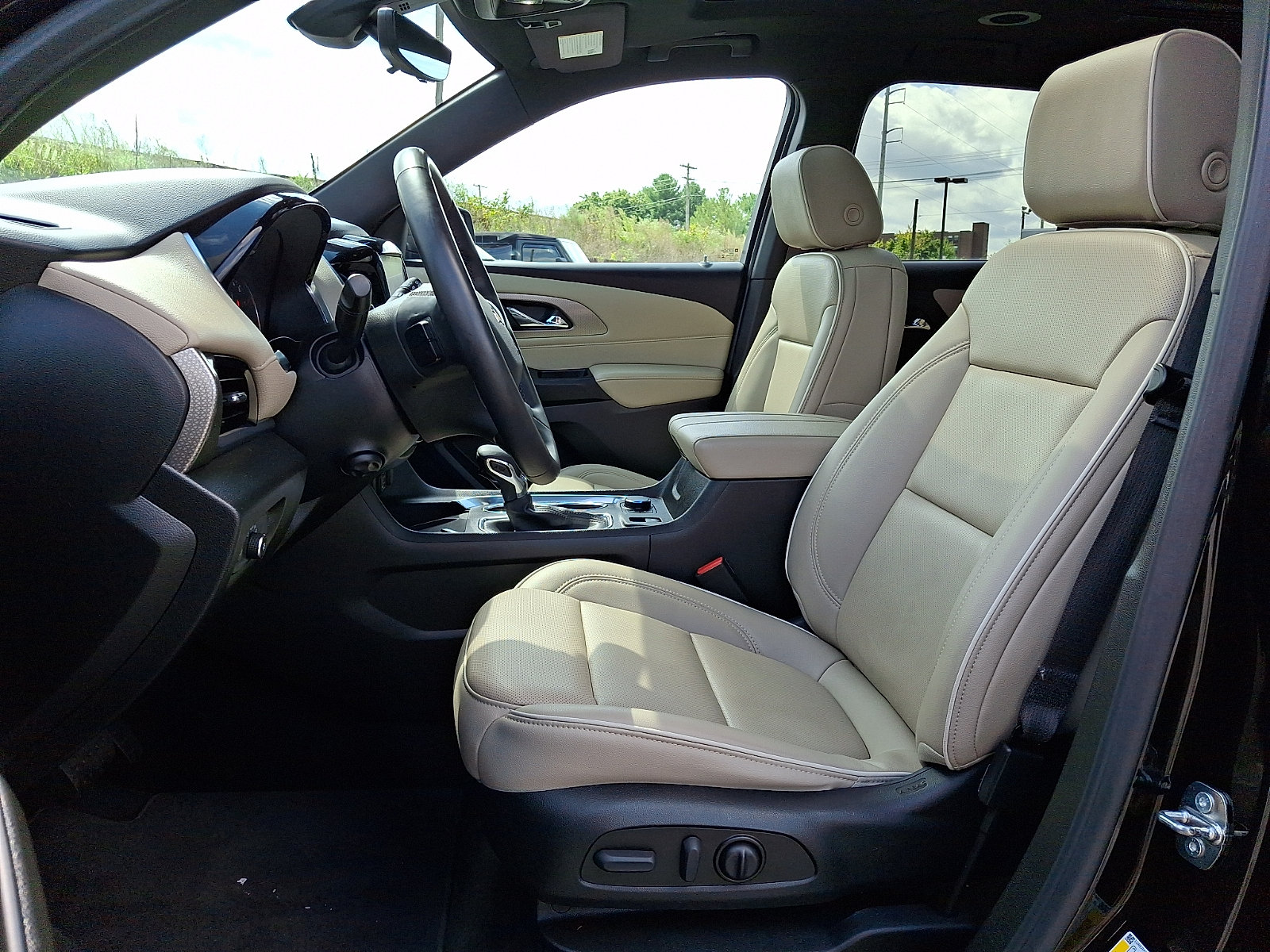 Certified 2023 Chevrolet Traverse Premier FWD image 15