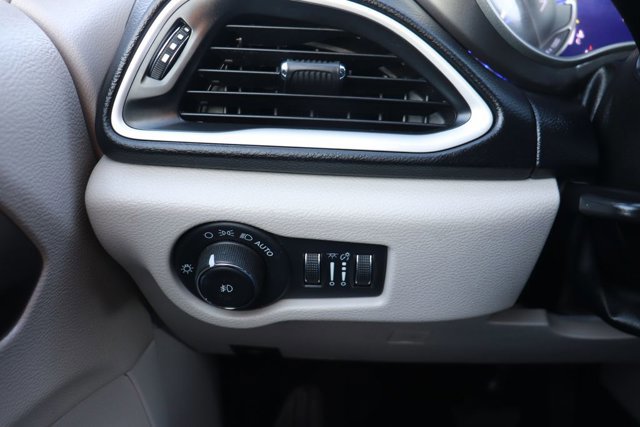 Used 2022 Chrysler Pacifica Touring-L image 23