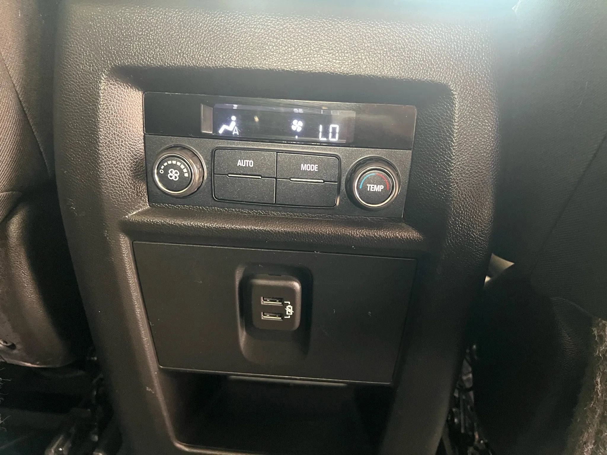 Used 2021 Chevrolet Traverse LT image 38