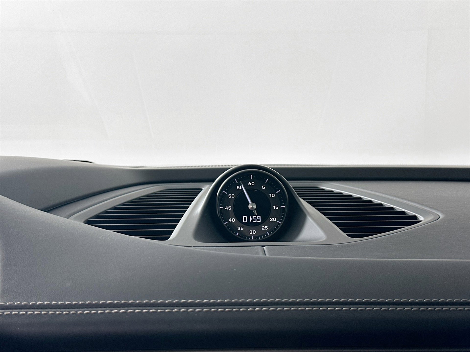 Certified 2025 Porsche Macan Turbo Electric image 25