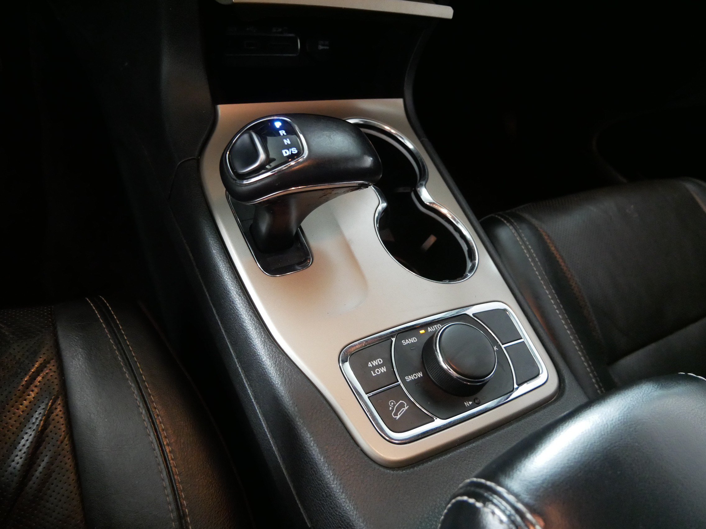 Used 2014 Jeep Grand Cherokee Limited w/ Luxury Group II AWD/4WD image 24