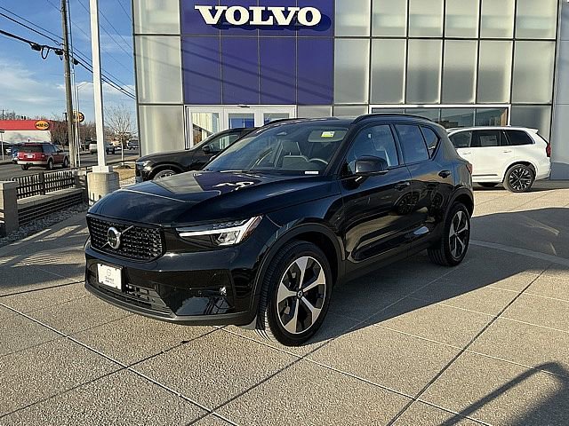 Certified 2025 Volvo XC40 B5 Plus image 3