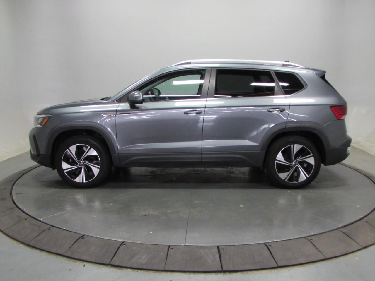 Used 2024 Volkswagen Taos SE AWD/4WD image 4