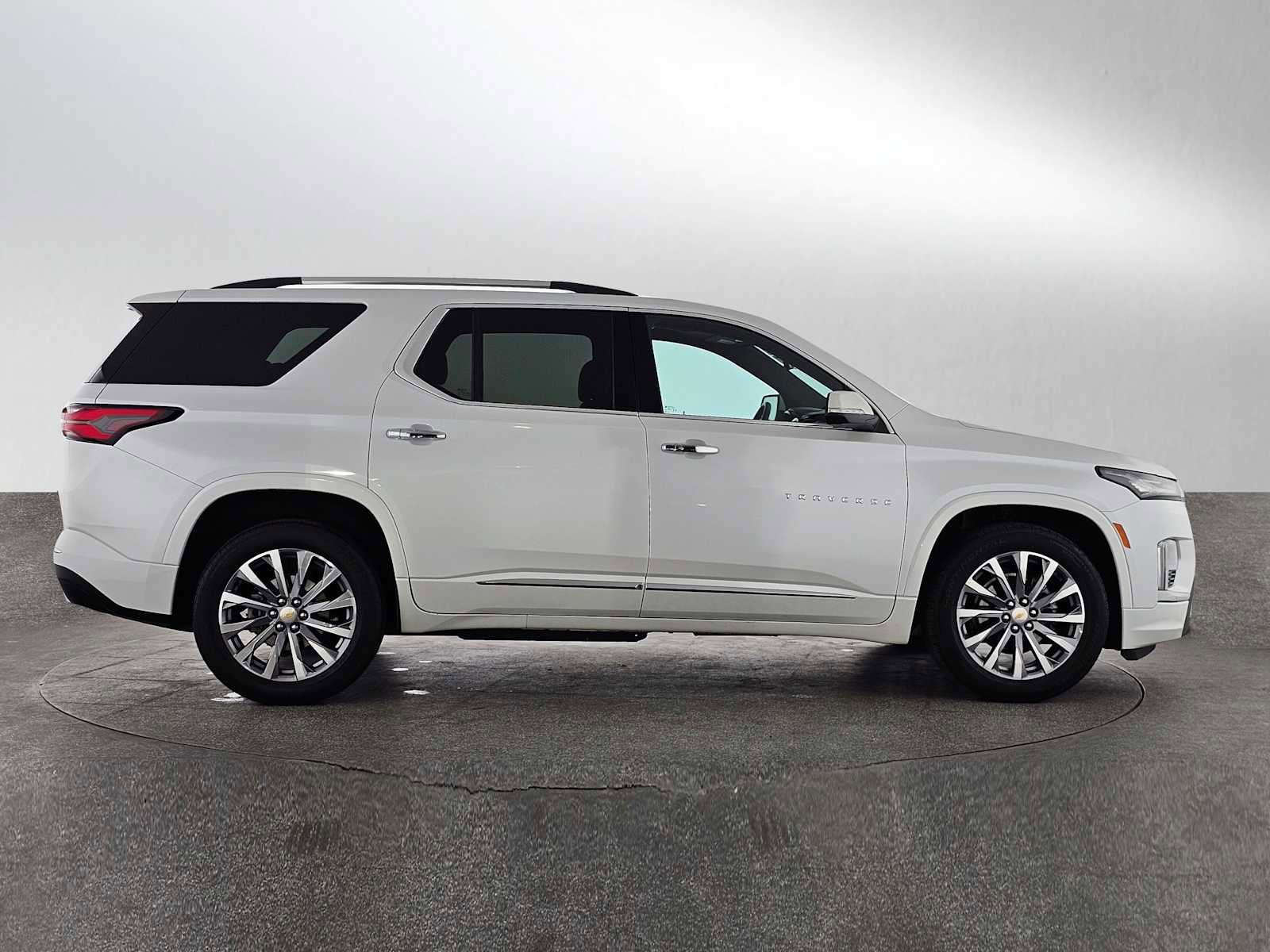 Used 2023 Chevrolet Traverse Premier image 2