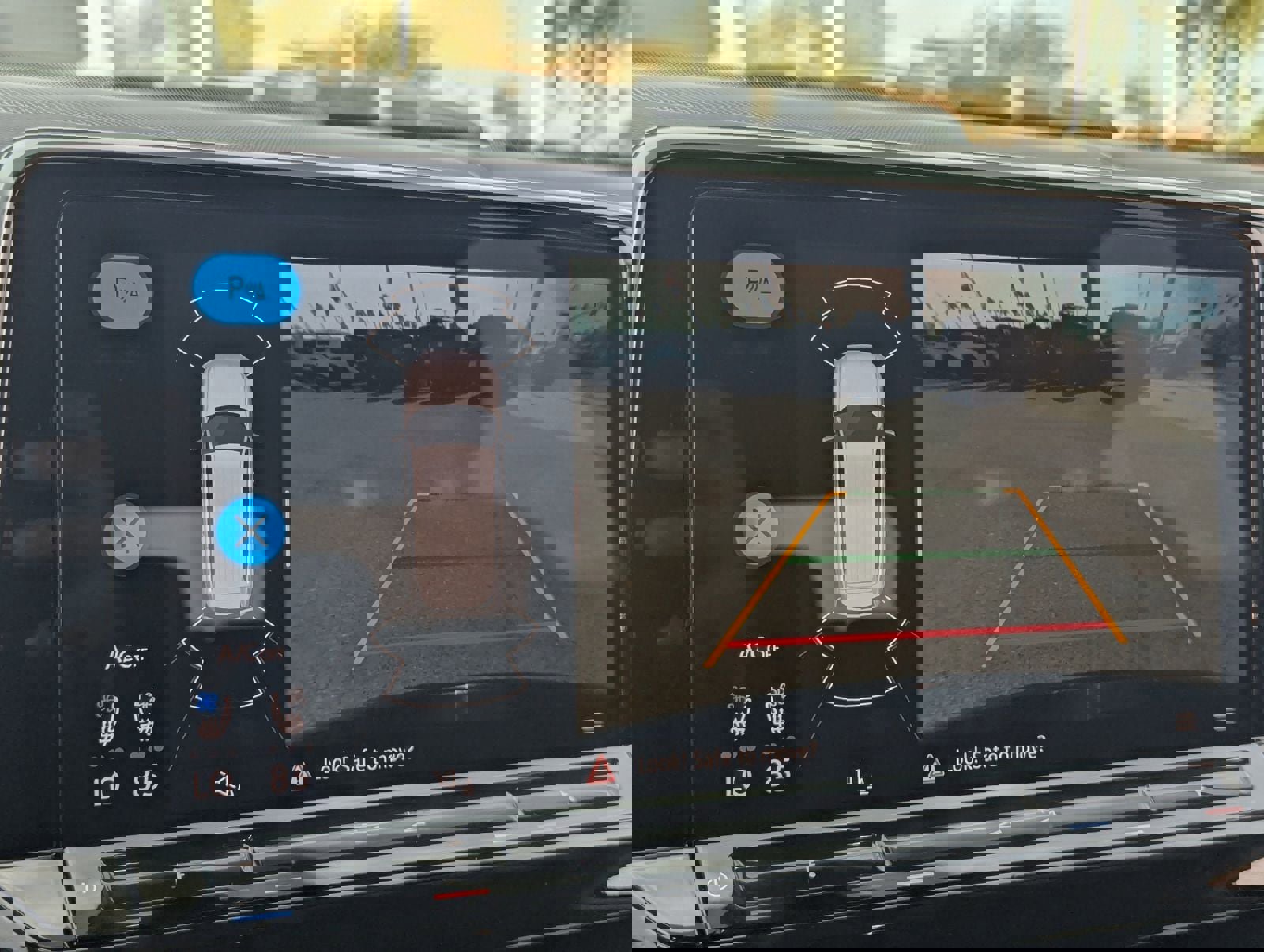 Used 2025 Volkswagen Atlas SE image 24