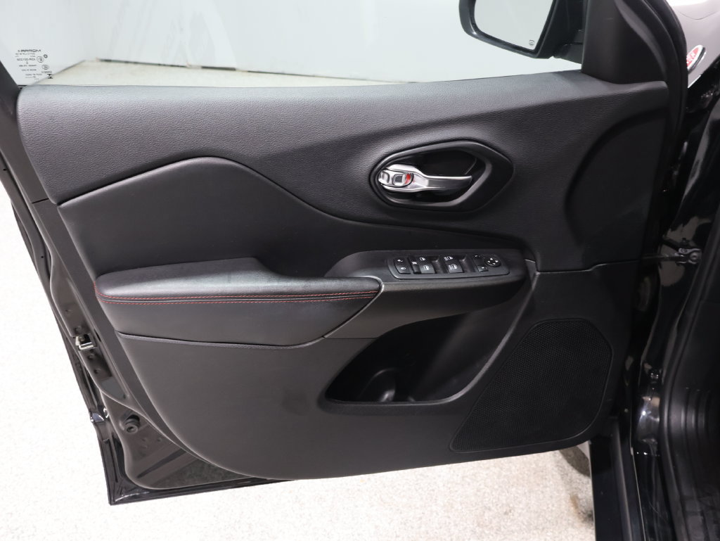 Used 2021 Jeep Cherokee Trailhawk AWD/4WD image 12